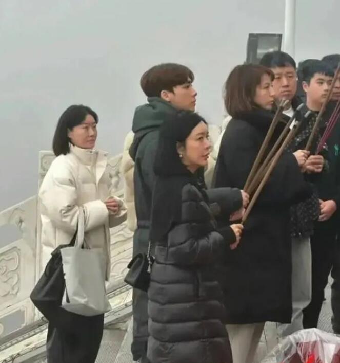 图片[6]-李易峰最新消息动态，现身丹东大街，油头粉面还挺受欢迎！-阿志说钱