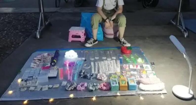 图片[1]-一个人晚上摆地摊做什么好卖-阿志说钱